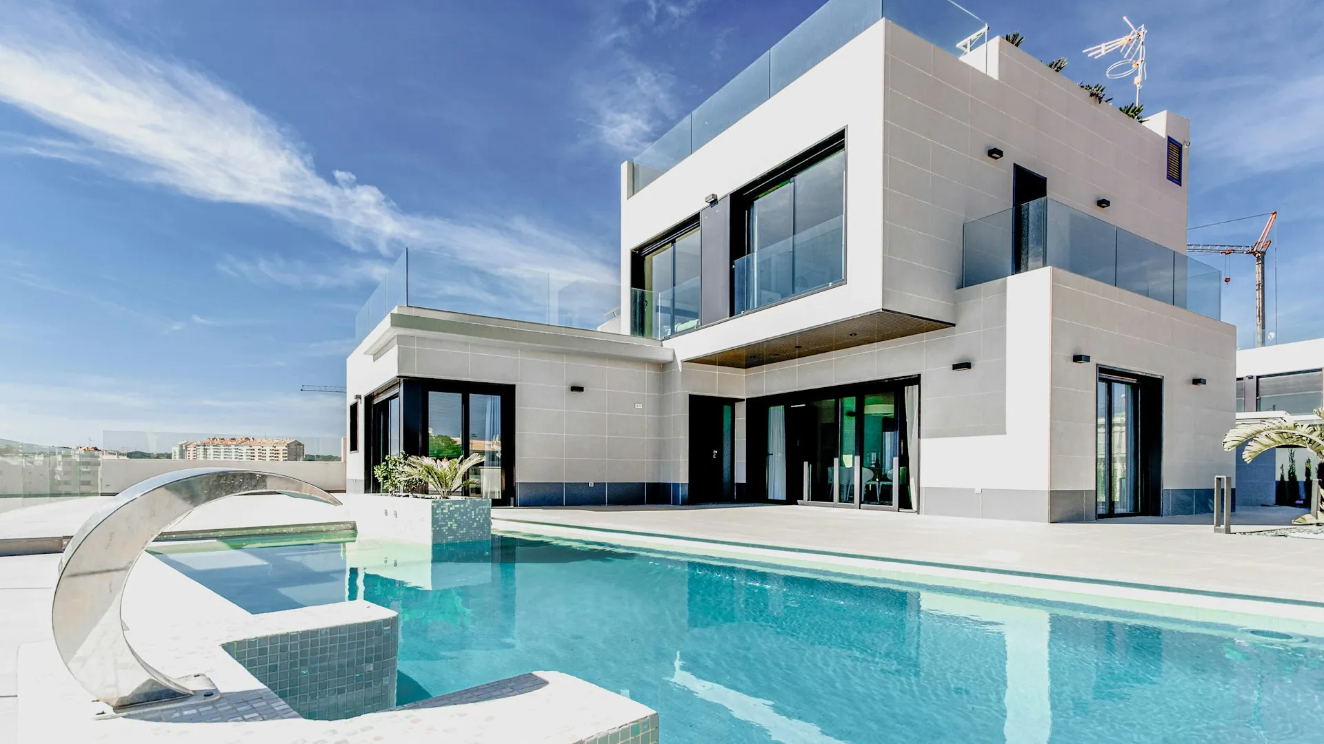 Casa moderna con terraza tropical